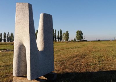 Vaszil Tatarszki "Pulzus", gránit, 1,4 m, Pro Arte Munkács szoborpark