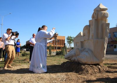 Rostás Beáta DLA "Egri család", homokkő, 2,5 m, Péterfalva