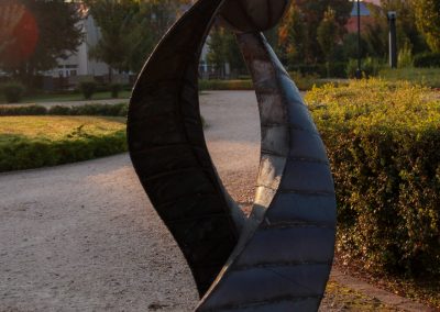 Matl Árpád "Családi DNS", acél, 190x140x70, Pro Arte- Munkács Szoborpark