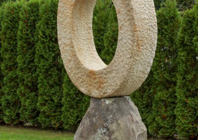 Tanya Preminger "Kő koszorú", homokkő, 160x160x40 cm, Pro Arte Munkács szoborpark