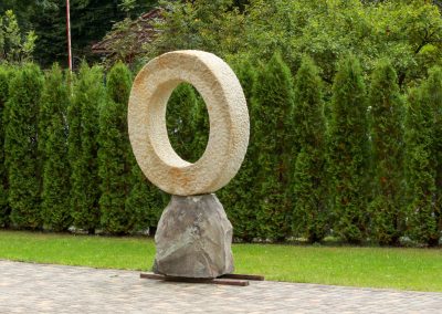 Tanya Preminger "Kő koszorú", homokkő, 160x160x40 cm, Pro Arte Munkács szoborpark