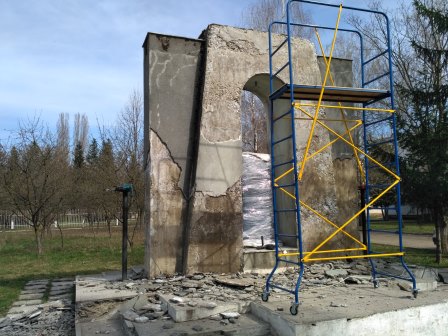 РЕСТАВРАЦІЯ ПАМ’ЯТНИКІВ ЖЕРТВ СТАЛІНСЬКИХ РЕПРЕСІЙ